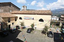 Abbracci e baci dei giovani danno fastidio, rimossa la panchina in piazza San Lorenzo