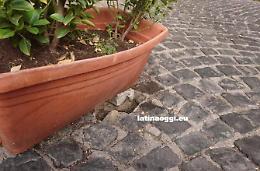 Cede il selciato nel Borgo medievale