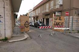 Palazzo pericolante in via Gorizia, sui cancelli spunta una scritta inneggiante al Fascismo