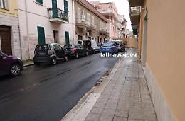 Palazzo pericolante e nuova recinzione in via Gorizia, commercianti esasperati