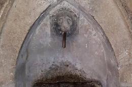 Danneggiata la storica fontana di piazza Colonna