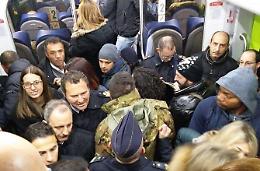 Salta per l'ennesima volta la corsa delle 5.59, i pendolari occupano i binari