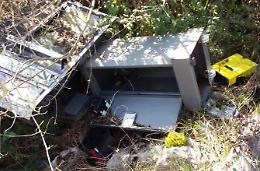 Carcasse delle slot machine abbandonate in un uliveto
