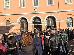Chiesa gremita e una folla in strada per l'addio al dottor Bertellini