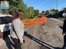 Crolla il parapetto sul ponte, stop ai camion su via Riserva Nuova