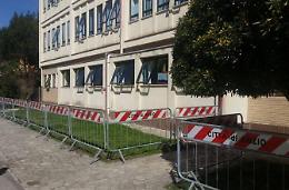 Cade una finestra nel cortile della scuola, paura in via Ambrosini