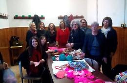 Lavorare la lana in gruppo, ecco le "magliaie" che operano per il Sociale