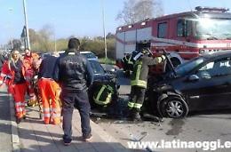 Scontro fra auto davanti una scuola, ferita anche una bambina