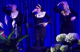 Satira di dubbio gusto durante la serata benefica