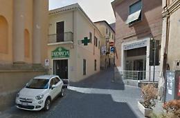 A volto coperto e con la pistola in pugno: rapinata la farmacia di via Gabrielli