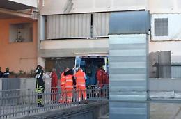 Precipita da un balcone, grave un uomo