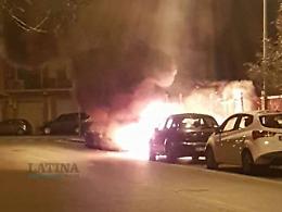 [FOTO+VIDEO] Cassonetto in fiamme coinvolge auto in sosta. All'opera i soliti vandali