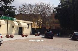 Rapinatore armato fa irruzione nella farmacia e riesce a fuggire con l'intero incasso