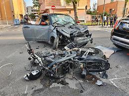 Incidente in centro tra microcar e moto, due feriti in viale Mazzini
