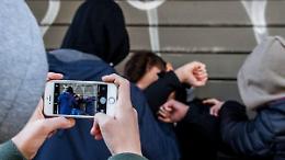 Bullismo tra ragazze di tredici anni all'uscita di scuola