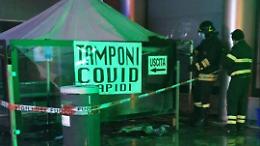 In fiamme il gazebo dei tamponi rapidi della farmacia in via  Carturan