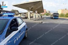 Colpisce una donna con una bottiglia per derubarla: arrestato