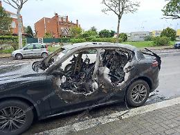 Auto a fuoco nella notte in via Portogallo