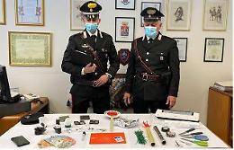 Cocaina, denaro e materiale per le dosi in casa, arrestato un pusher