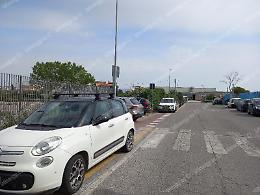 Le auto occupano la ciclabile in via Cagliari, pista trasformata in parcheggio