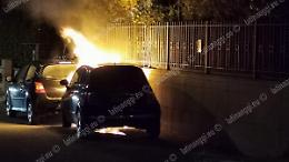 Latina, auto a fuoco in via Landino. Danni ad una Fiat 500 e poi a una  Twingo