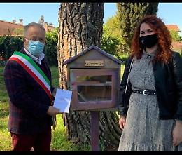 Una casetta dei libri al parco per diffondere cultura