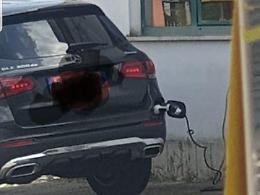Auto ricaricata con la corrente dell'Asam, il Comune avvia verifiche interne