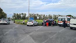 Incidente al semaforo lampeggiante, un'auto si ribalta due volte