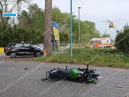 Incidente tra auto e moto, ferita una motociclista