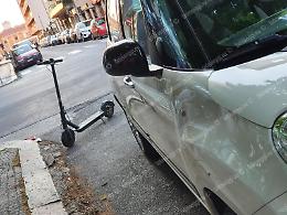 In due sul monopattino urtano un'auto contromano