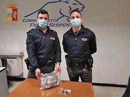 Consegna un pacco di 1 kg e 133 gr di cocaina ad un poliziotto: arrestato