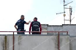 Tritolo sul terrazzo, analisi e perquisizioni alla ricerca di tracce