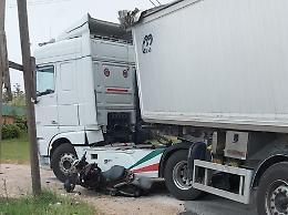 Incidente tra un mezzo pesante e uno scooter: un centauro ferito