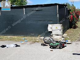 Bambini sul motorino senza casco: si schiantano contro un'auto, sono gravi