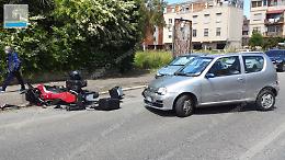 Fa inversione con l'auto e travolge un motociclista
