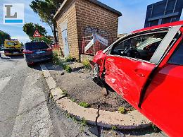 Incidente stradale, all'incrocio, due auto finiscono sul marciapiede