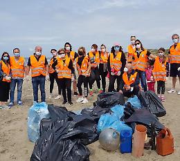 Spiagge invase dalla plastica, il Siulp scende in campo