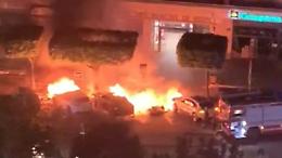 Auto in fiamme nella notte: distrutti due veicoli