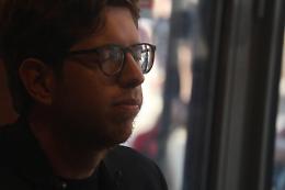 Il pianista sul mare Francesco Taskayali fa danzare i migranti