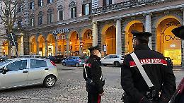 Aggredisce i carabinieri dopo la lite, arrestato un 21enne