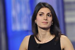 La targa della discordia. Il sindaco contro Virginia Raggi