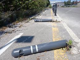 Vandali in via Cagliari, abbattuti i pali della pista ciclabile di Aprilia