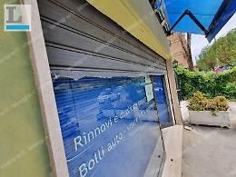 Raid notturno nell'agenzia, ladri in fuga con la cassaforte