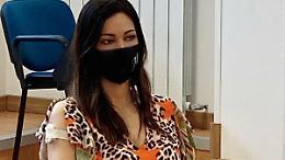 Covid, anche Manuela Arcuri "posta" la foto del vaccino