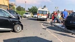 Incidente in via Carano tra due auto, una finisce sul marciapiedi