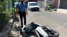 Un ramo cade da un camion e colpisce un ragazzo in sella a uno scooter