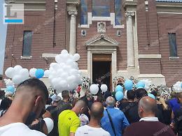L'ultimo saluto a Daniel e David, vittime della strage di Ardea