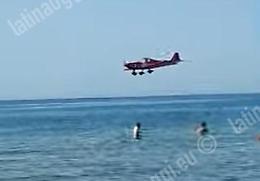 Volo radente a pochi metri dalla spiaggia: la follia a Terracina