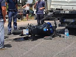 Incidente in via del Lido, moto contro un autocarro: ferito un centauro