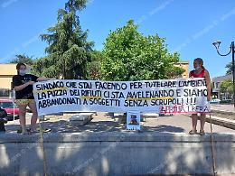 Sit-in in piazza Roma contro gli impianti di rifiuti in città